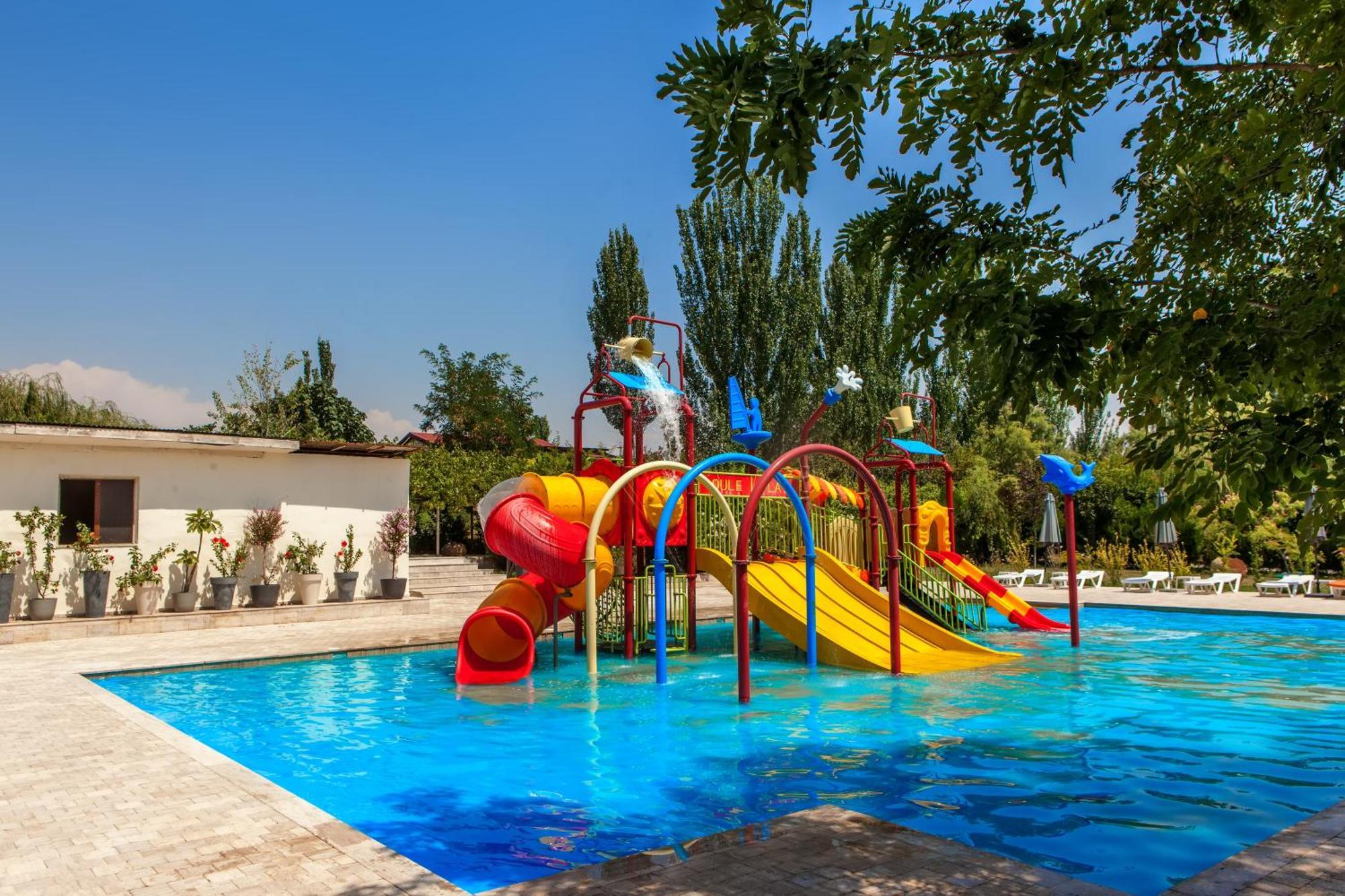 Cross Resort Hotel Erivan Dış mekan fotoğraf